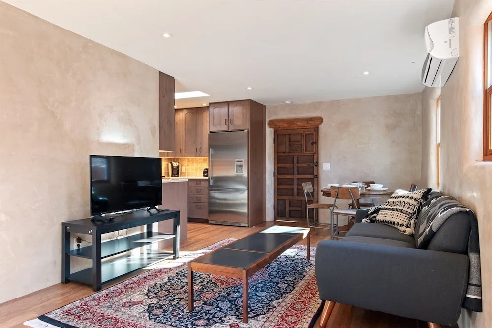 Apricot - Light-filled Modern Update to Historic Home, Walk to The Plaza and Canyon Rd