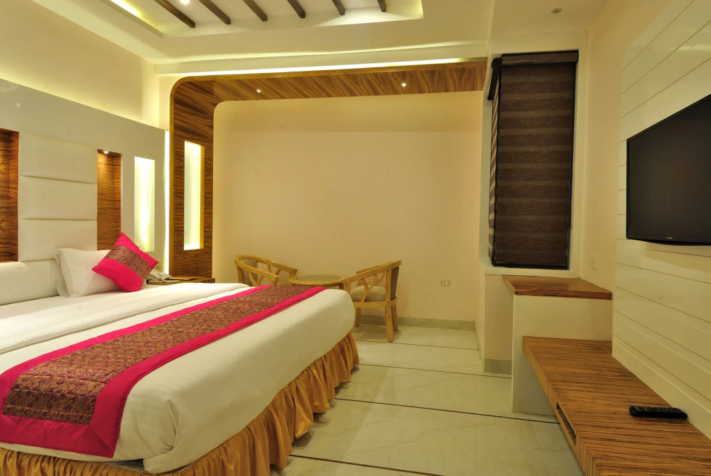 Aman Continental With Restaurant - 5Mins from Connaught Place ,Railway Station & Metro