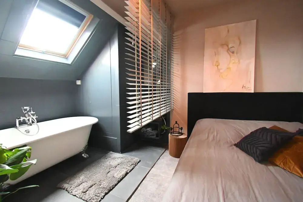 Up too 8- 10 Persons Stay in Antwerp