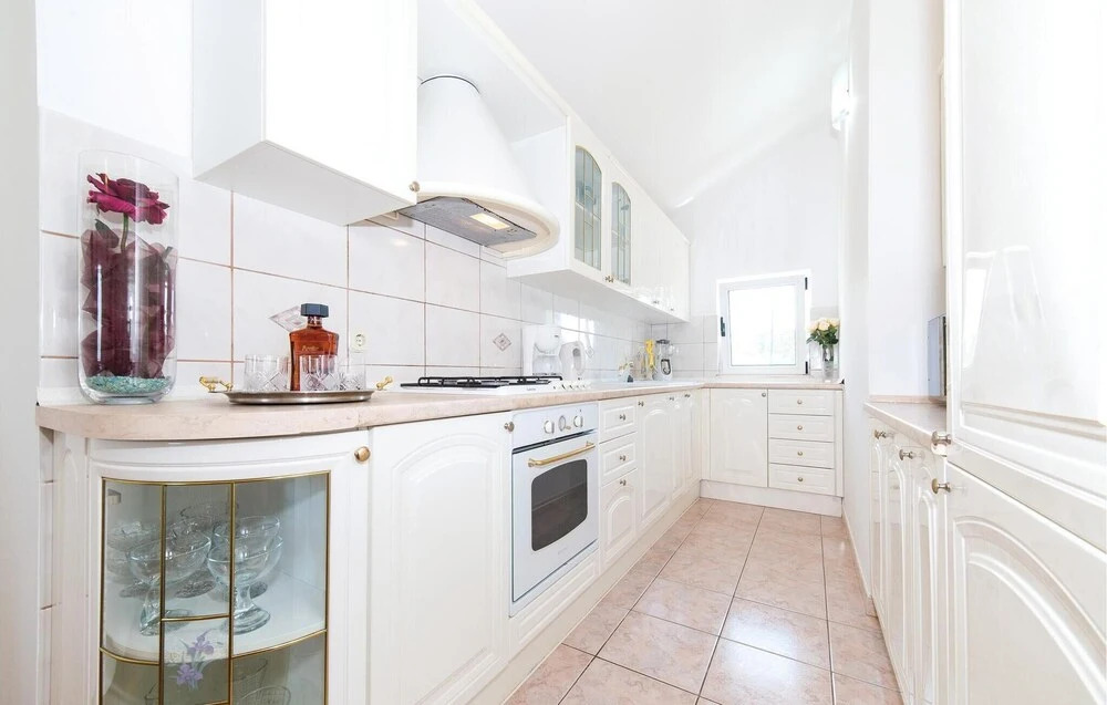 Four-Bedroom Holiday Home In Kastel Gomilica