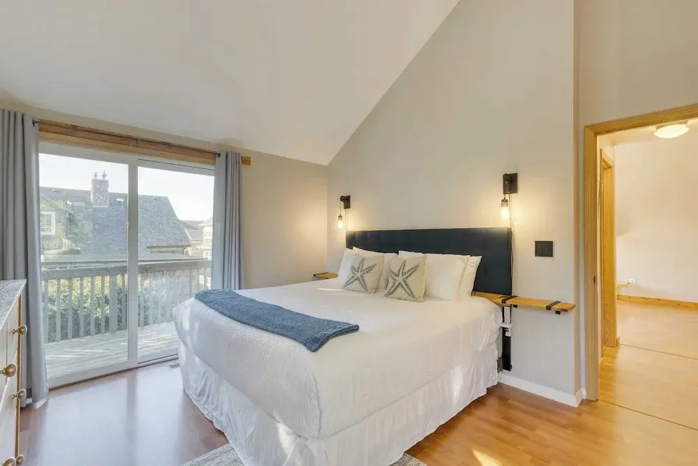 Royal Canoe by Avantstay Walk to the Shore + Cozy Fireplace