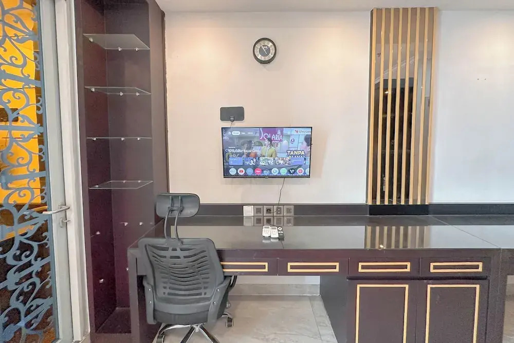 Lavish And Comfy Look Studio At Grand Sungkono Lagoon Apartment