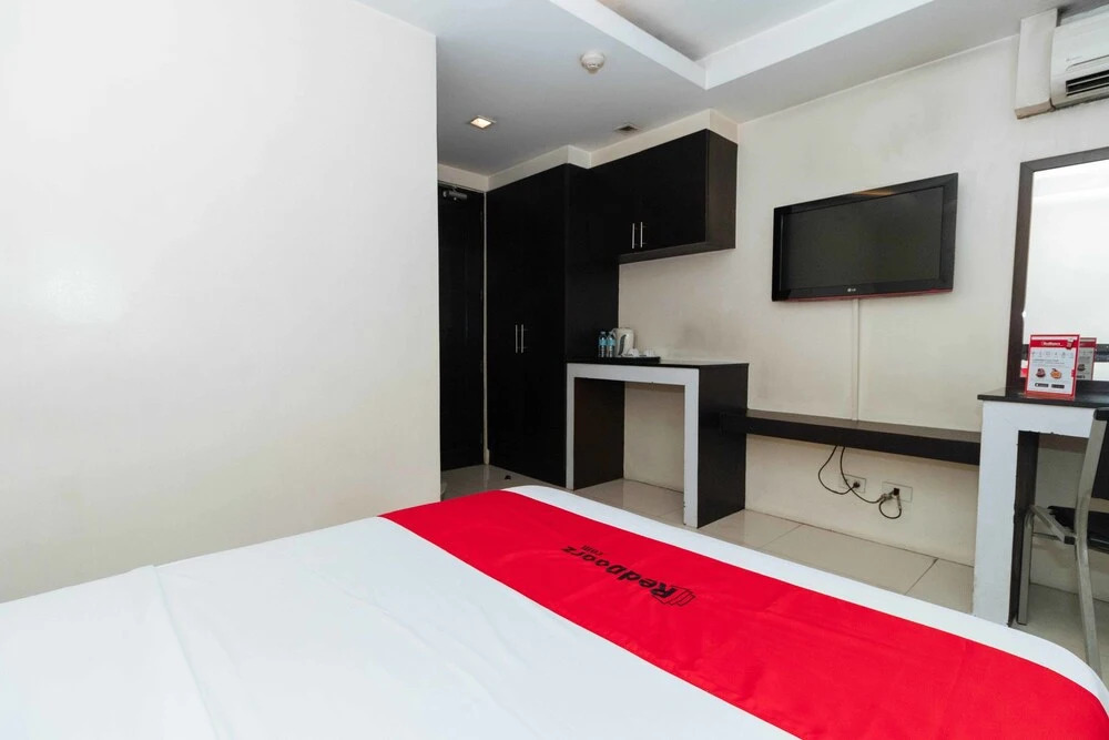 RedDoorz near Quezon City Circle
