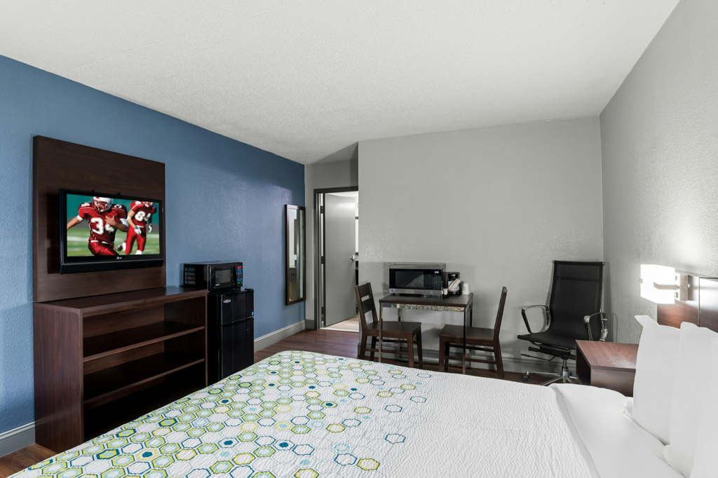 HomeTowne Studios by Red Roof Richmond - Airport Sandston