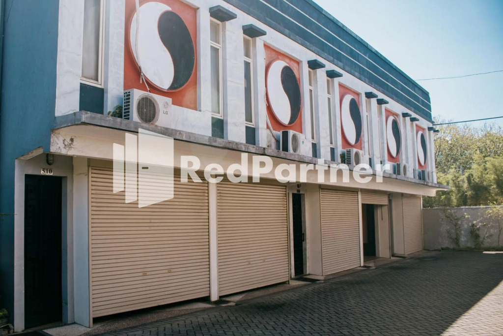 Pits Hotel RedPartner near Atom Mall
