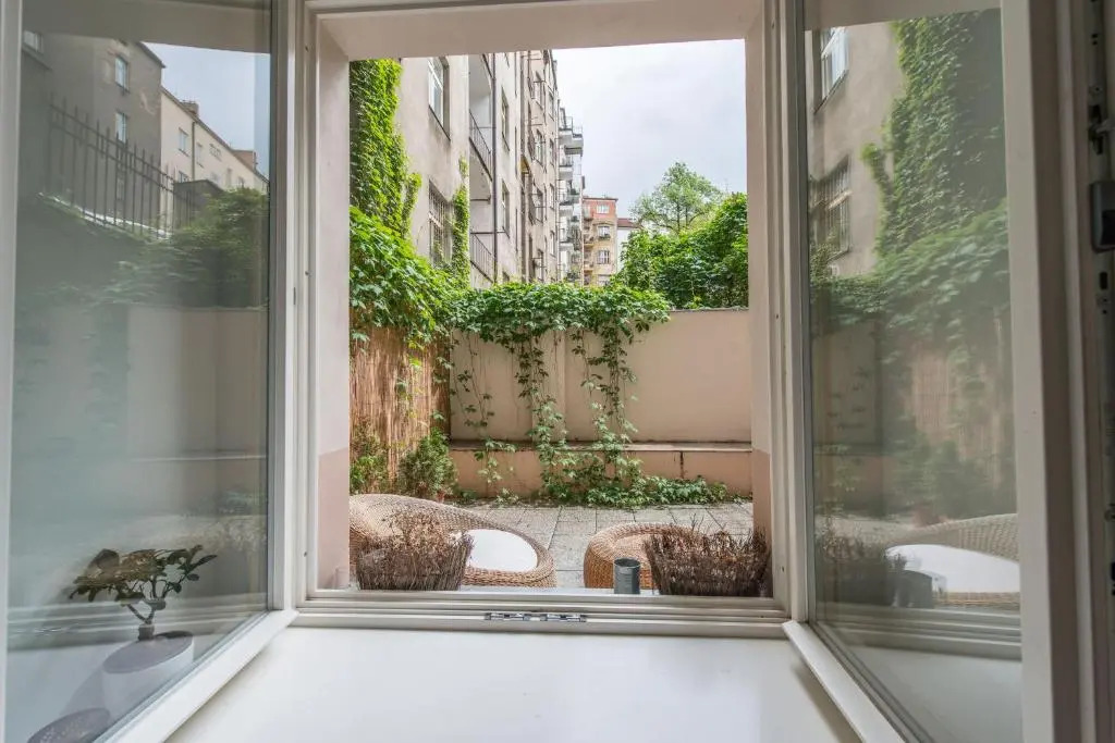 Quiet apartment in the city center with own terrace
