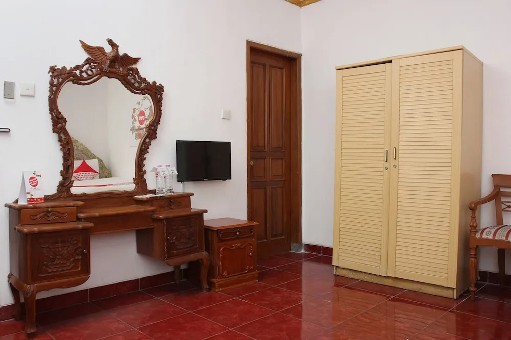 OYO 392 Hotel Mawar Saron