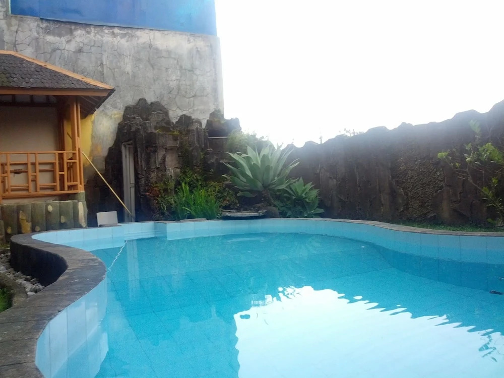 Villa Abdi Cipanas with Swimming Pool
