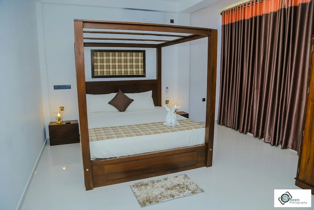 Shades Hotel & Villa
