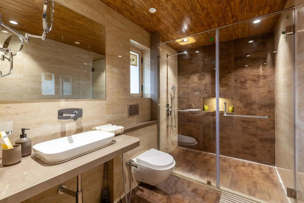 StayVistas V Square - Enjoy a pool and indoor games for a leisurely stay