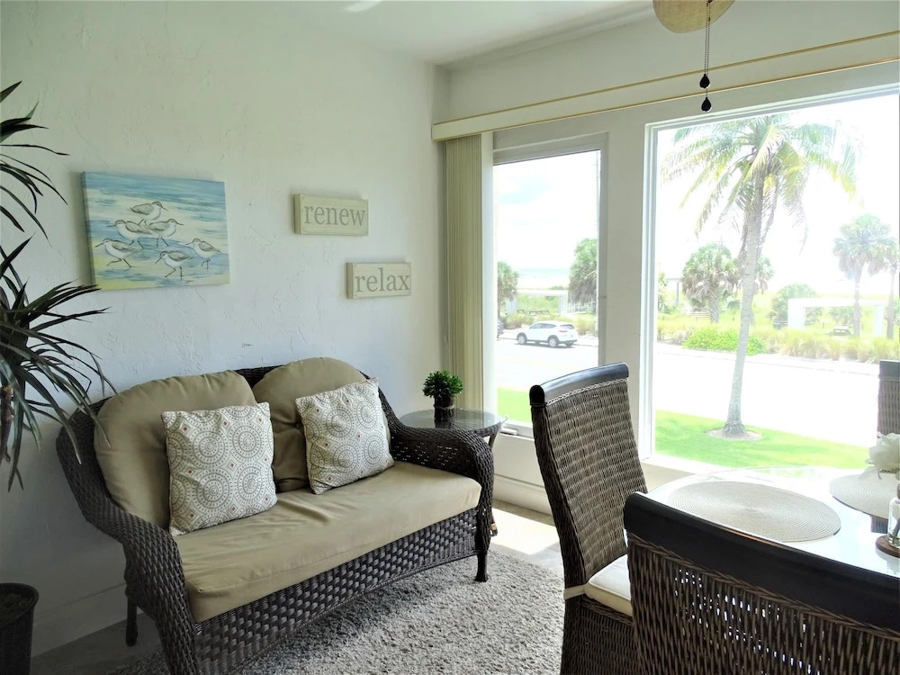 Sunset Royale - 200 2 Bedrooms 2 Bathrooms Apts