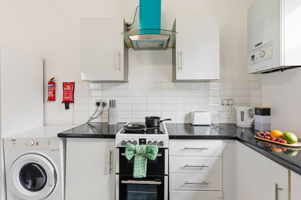 House - Sleeps 6 - On Street Parking