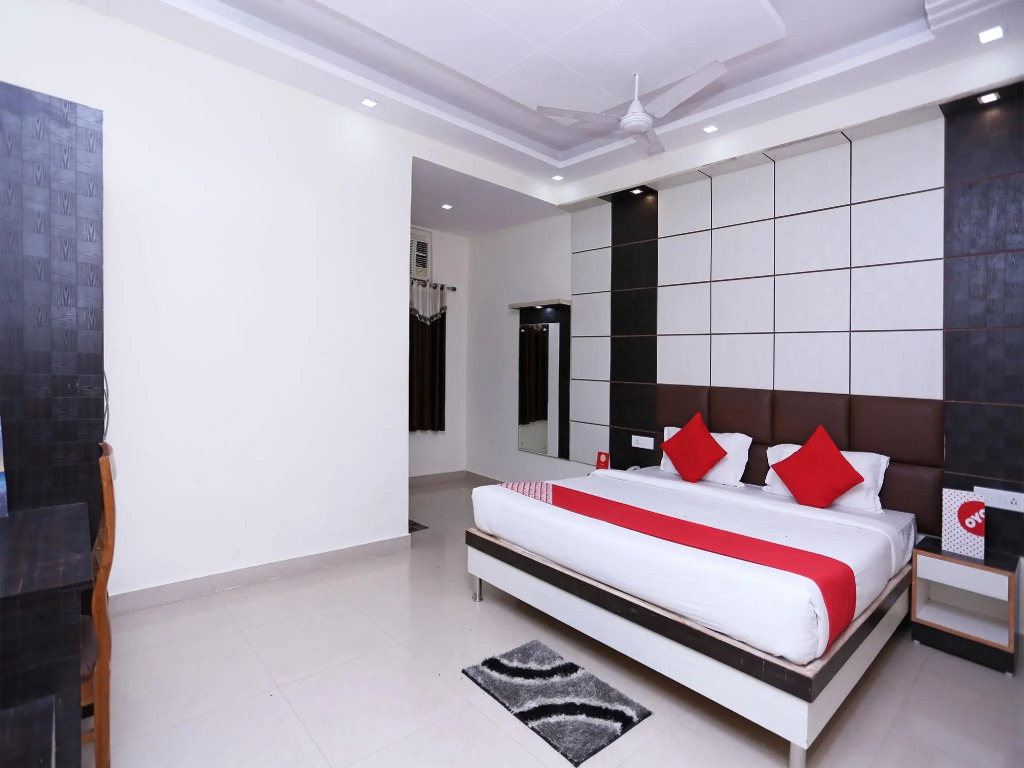 OYO 15643 Laxmi Sadan Residency