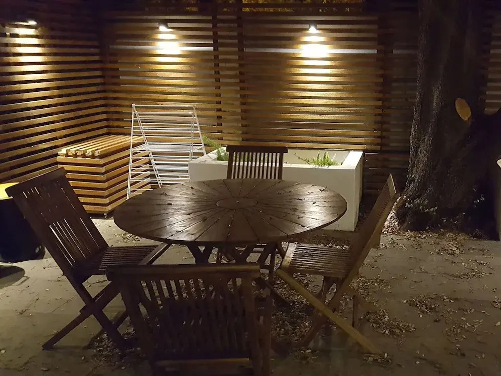 Small Cottage With sep Bedroom, Specious Bathroom, Lounge and Open-plan Kitchen