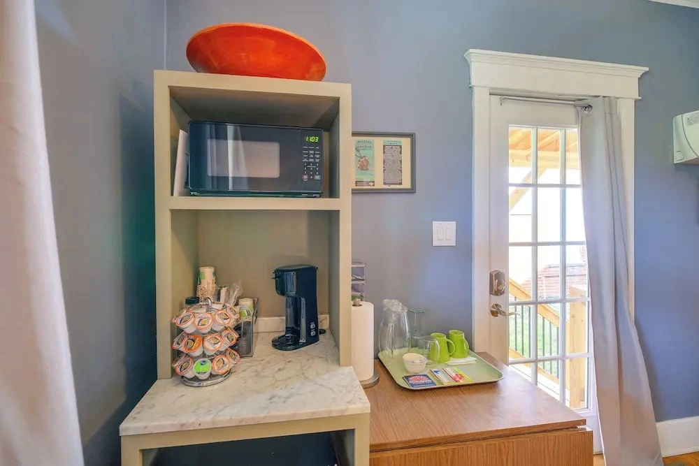 King Studio Suite w/ Walk-in Shower Pet Friendly