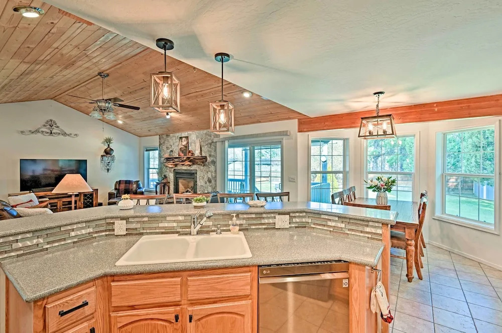 Near Trails, Lakes & Golf: Pinetop Home w/ Deck