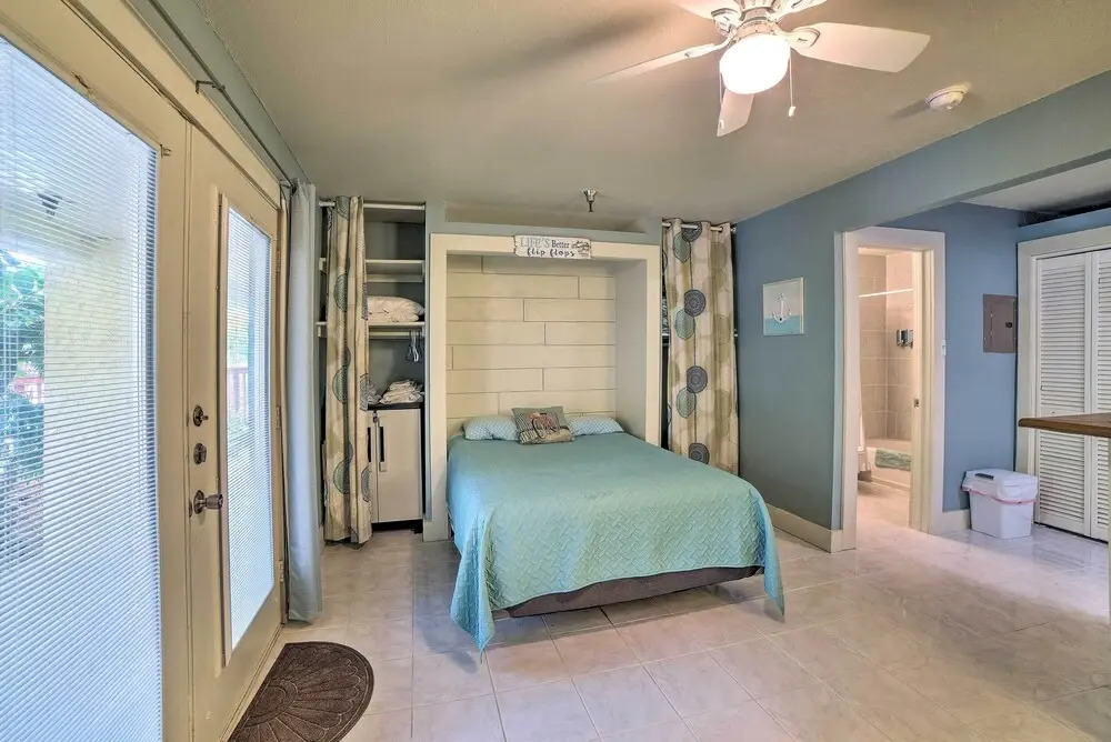 Coastal Studio w/ Amenities: Walk to Padre Beach!