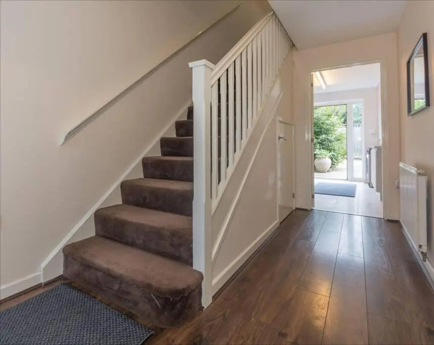 BrumStay UK - 4 Bed House with Garden, Parking and Fibre Broadband with speed upto 250mbps