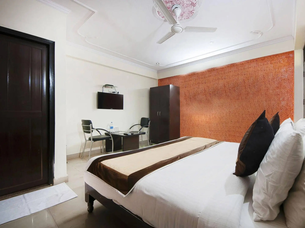 Hotel Charan Pahari