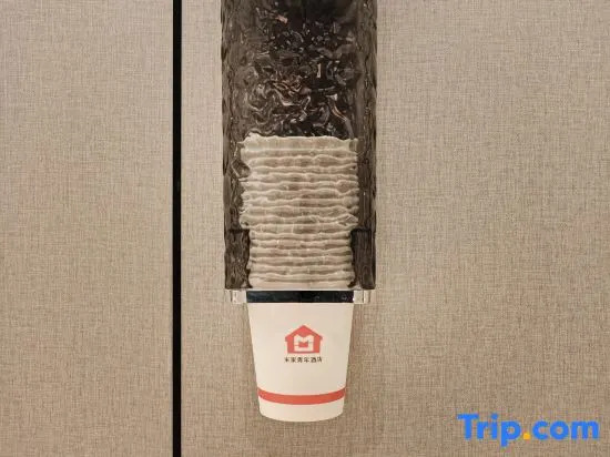 Mijia Youth Hotel (798 Art Park Gaojiayuan Subway Station Branch)