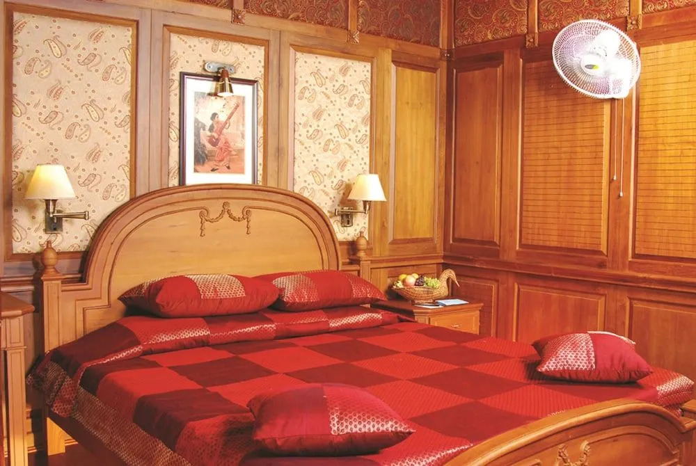 Sterling House boat Lake Palace Alleppey