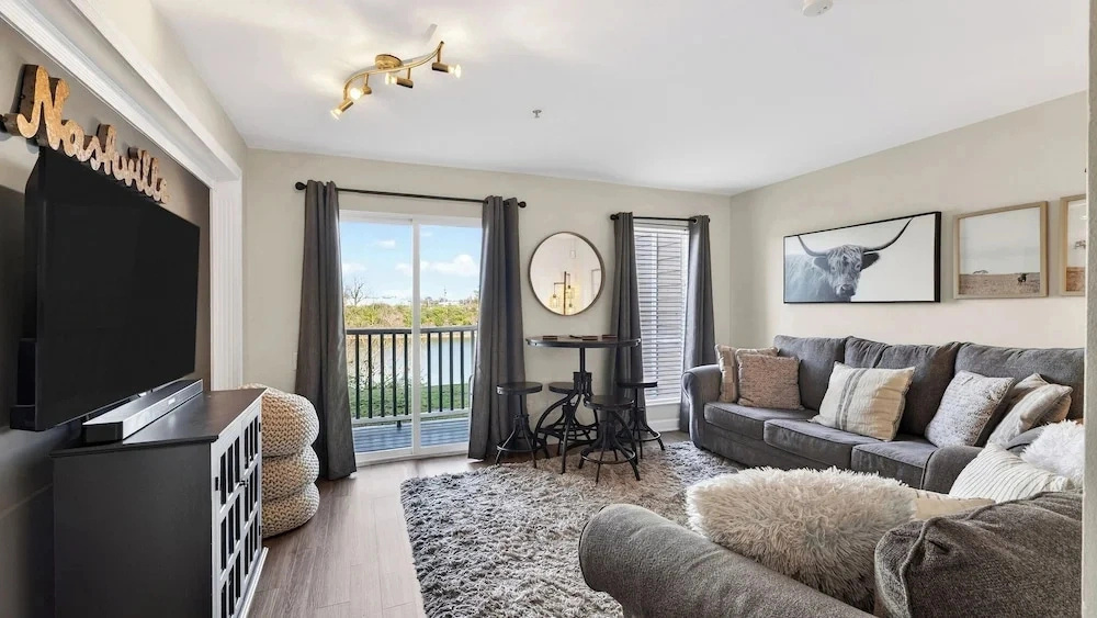 Riverfront Rhythm by Avantstay Shared Pool + Balcony + River Views Walk to Broadway + Germantown