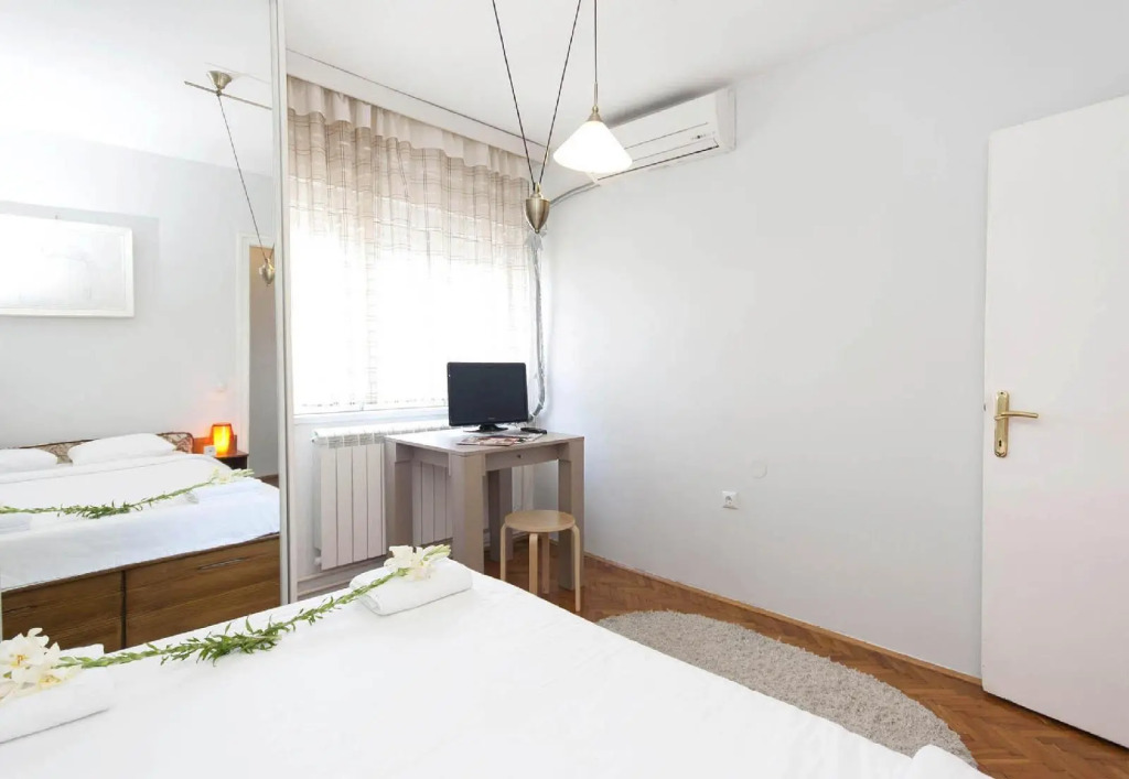 One Bedroom Apartment Hip & Spacious