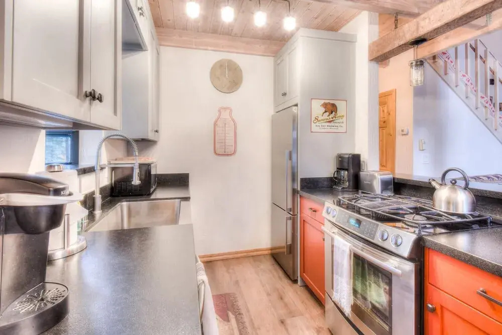 Relax at Rustic Tahoe Charm Minutes to Lake