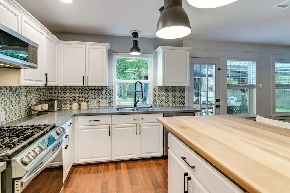 6 Mi to Northshore Park: Family Home w/ Pool!