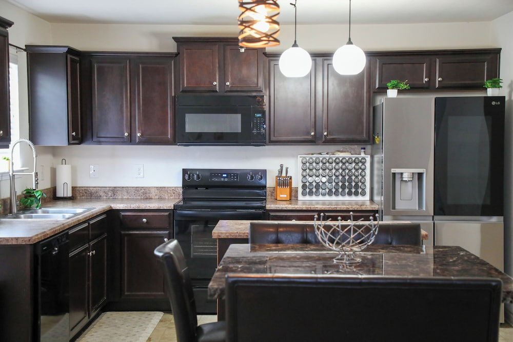 Modern 4 Bedroom Home Near Uptown