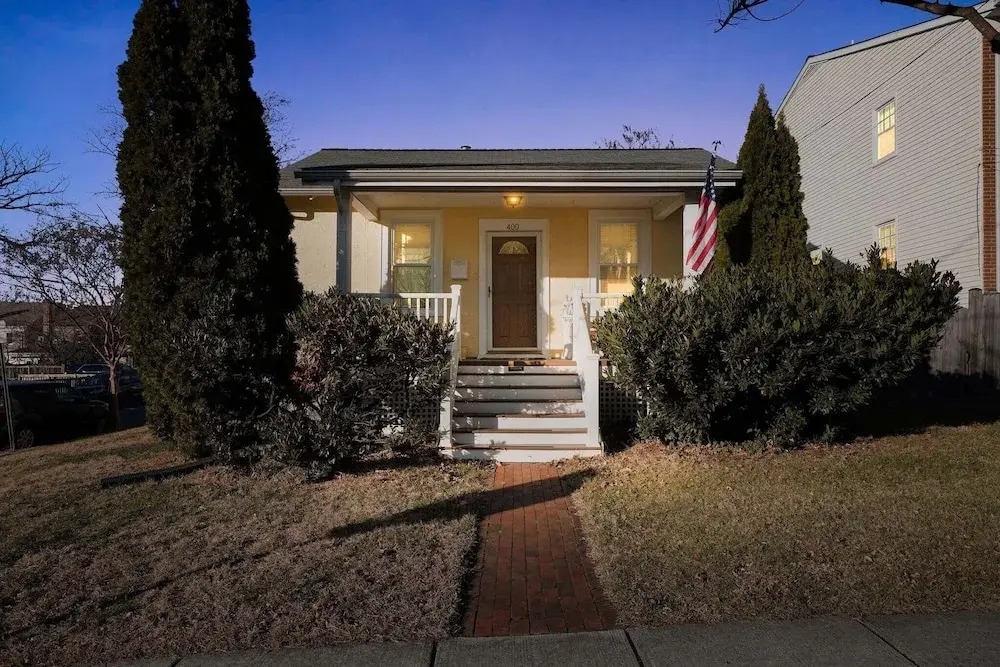 Dc Area Bungalow Near Shops And Dining 3 Bedroom Home