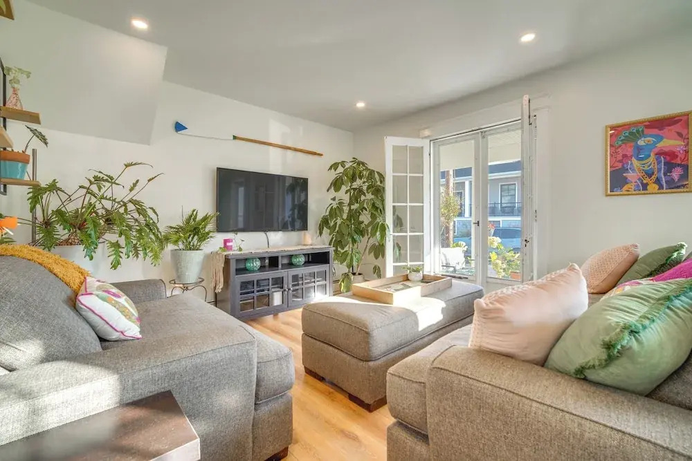 Walk to Beach: Dog-friendly Ventnor City Retreat!