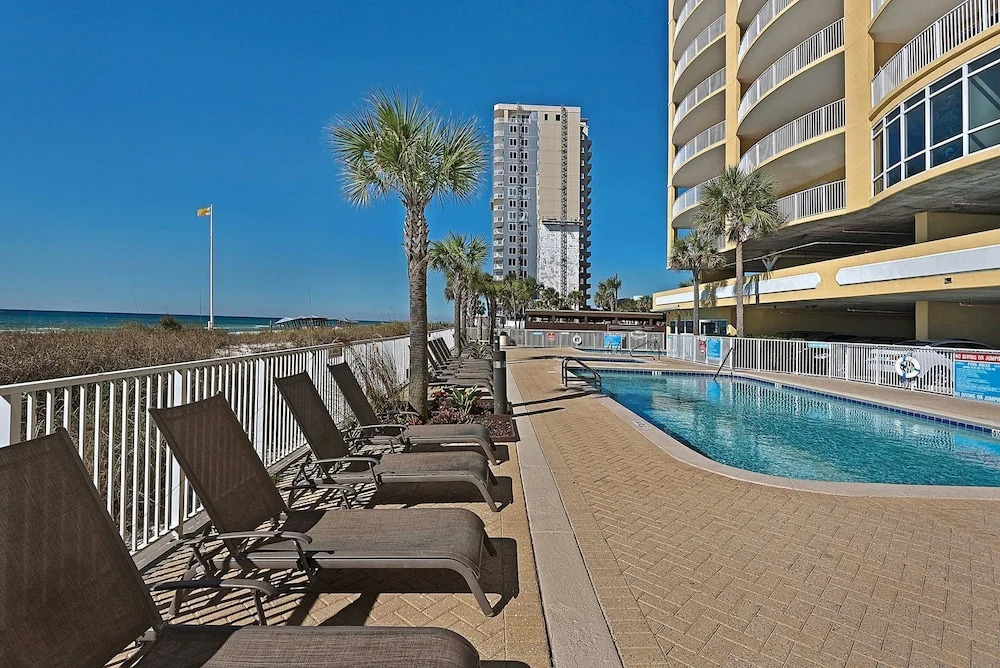 Beautiful Ocean Views! 2-Bedroom, 2-Bathroom! Resort Pools