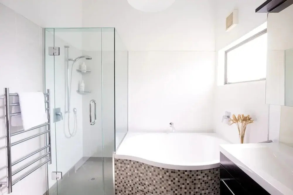 Modern 4 Bedroom Family Home With Pool