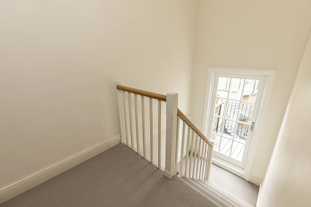 Rustic 2BR apt with balcony in Pimlico near Victoria
