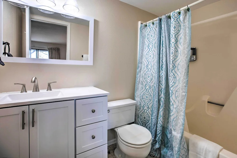 Resort-style Lake Ozark Gem: Brand New Hot Tub!