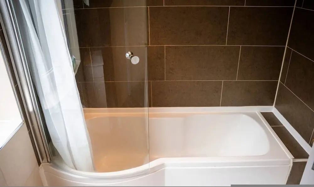 Modern Spacious 4-bedroom Residence in Crumpsall