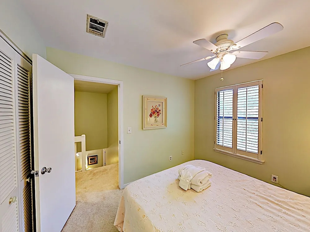 Quiet Near Beach & Charleston 3 Bedroom Home