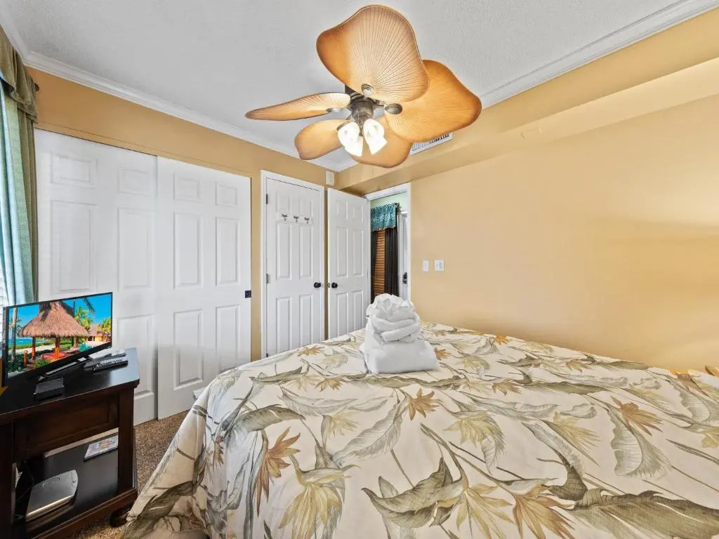 Windward Point 212, 2 Bedroom, Heated Pool Access, Bay View, WiFi, Sleeps 4