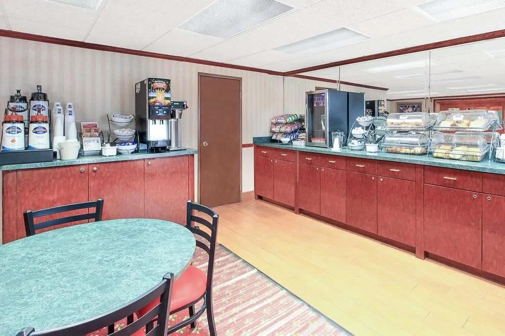 Baymont Inn & Suites Flint