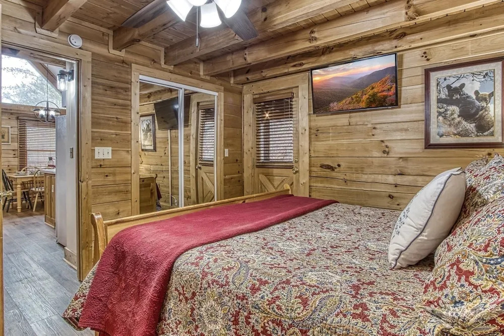 ER239 - Sleepy Bear Great Location - Close To Town! 2 Bedroom Cabin by RedAwning