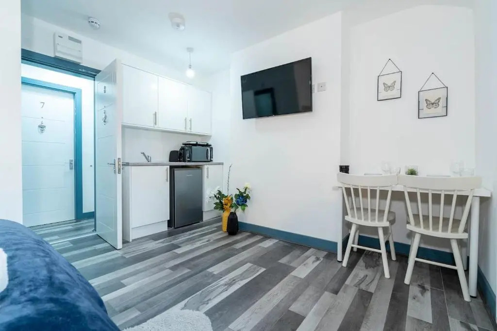 Stylish, spacious studio with Netflix