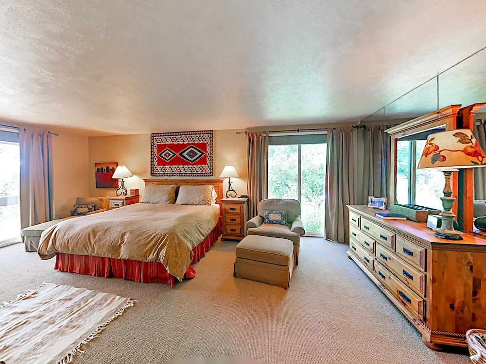 Beautiful 4br + Den W/ Hot Tub & Views - Near Slopes 4 Bedroom Home