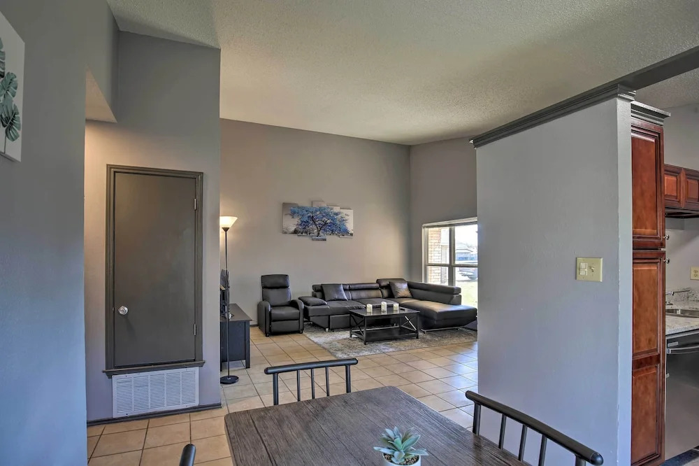 San Antonio Abode w/ Yard: 17 Mi to Downtown!