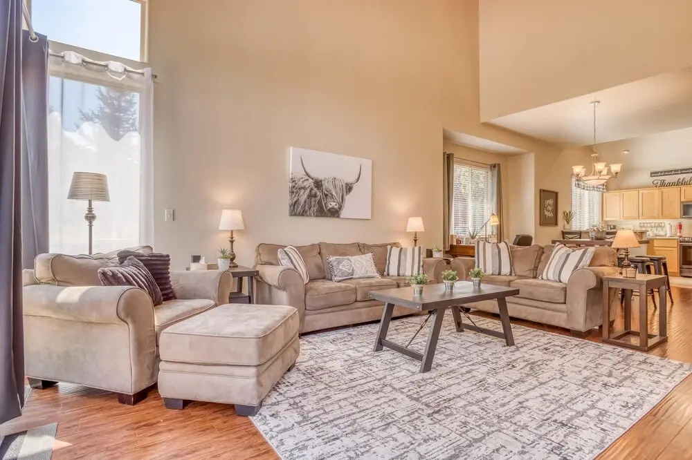 Spacious Outdoor Patio and Resort Amenities - Stylish Retreat