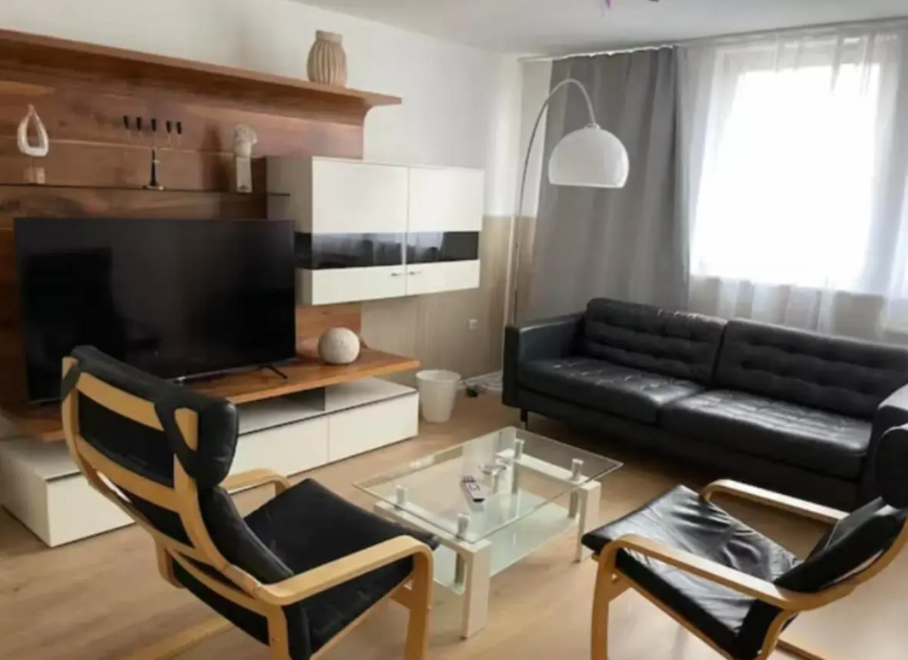 H& Apartment im Herzen der Stadt Nr.17-Karl mit Küche, Wohnzimmer und Esstisch