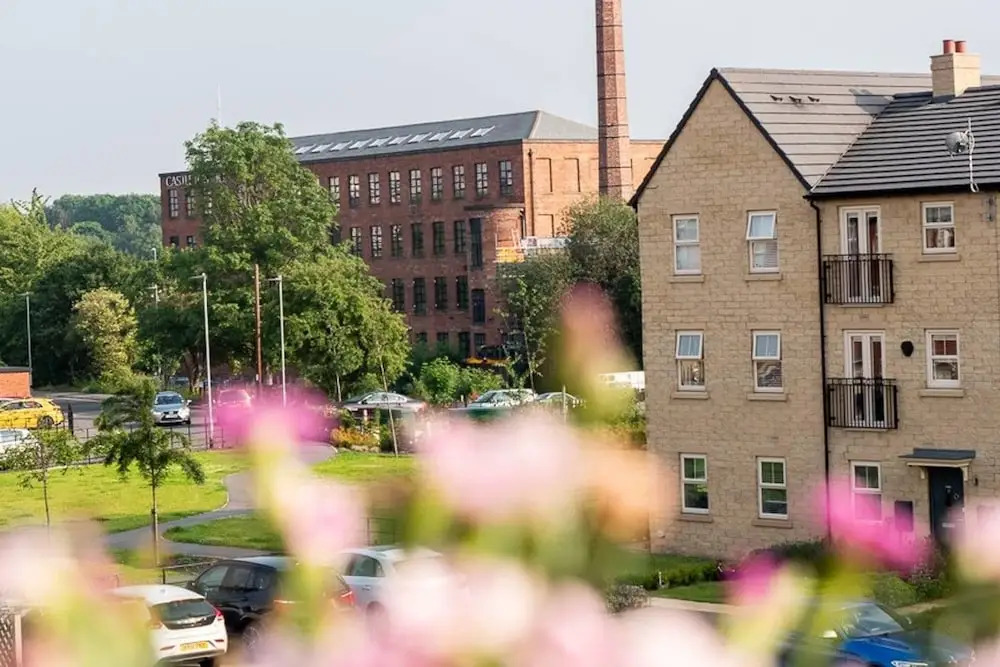 Modern Canalside City Townhouse - Parking & Garden