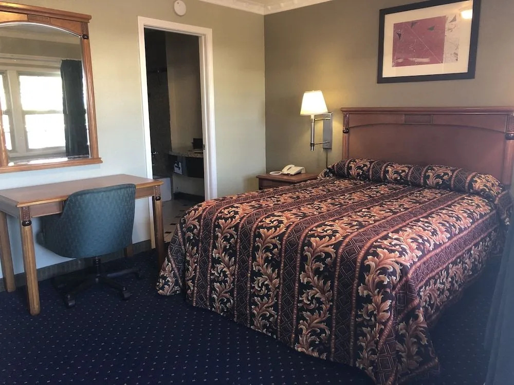 Western Village Inn-NEWLY RENOVATED