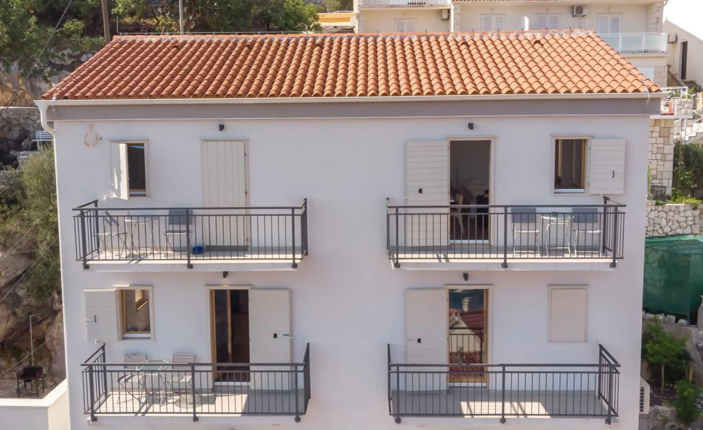 Brand new apt W balcony & perfect seaview at center