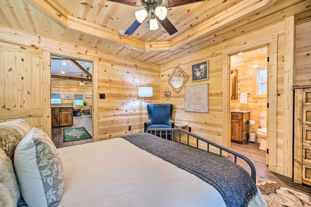 Stylish Cabin by Beavers Bend: Hot Tub & Fire Pit